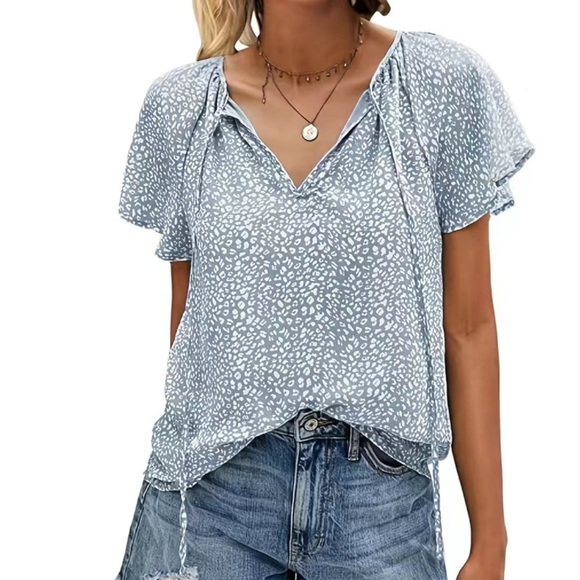 Blue & White Print Flutter Sleeve Blouse – Size 4 Temu- Casual V-Neck -Brand New - Picture 4 of 5